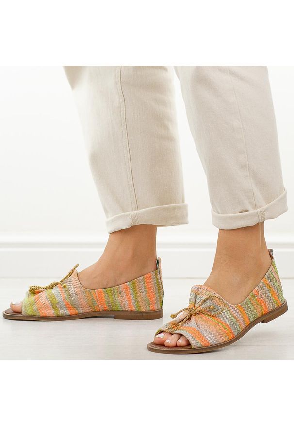 DEONI - Multi pomarańczowe n01 skórzane Polskie sandały damskie z zakrytą piętą Deoni D488. Zapięcie: bez zapięcia. Kolor: pomarańczowy. Materiał: skóra. Sezon: wiosna, lato. Styl: klasyczny