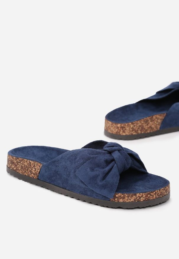 Born2be - Granatowe Klapki z Ozdobną Kokardą Subcellular. Kolor: niebieski. Wzór: aplikacja. Sezon: lato. Obcas: na obcasie. Styl: elegancki. Wysokość obcasa: niski