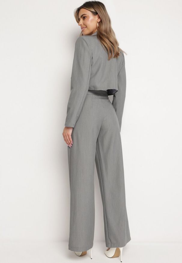 Born2be - Ciemnoszary Komplet Garniturowy z Krótką Marynarką i Szerokimi Spodniami Laoisetta. Kolor: szary. Materiał: materiał. Wzór: paski