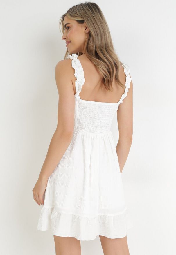 Born2be - Biała Sukienka na Szerokich Ramiączkach z Wiązaniem i Falbankami Birgitesa. Typ kołnierza: kołnierz z falbankami. Kolor: biały. Materiał: poliester. Długość rękawa: na ramiączkach. Sezon: lato