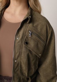 Born2be - Ciemnobeżowa Kurtka z Imitacji Zamszu w Stylu Utility z Suwakami i Paskiem Birasa. Okazja: na co dzień. Kolor: beżowy. Materiał: zamsz. Wzór: gładki. Styl: casual, elegancki, rockowy #4