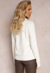 Renee - Biały Sweter w Warkoczykowy Splot Mikke. Kolor: biały. Materiał: dzianina, tkanina. Długość rękawa: długi rękaw. Długość: długie. Wzór: ze splotem. Styl: klasyczny #3