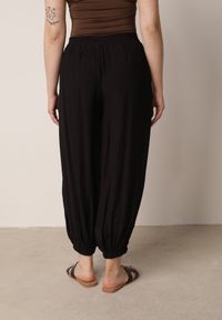 Born2be - Czarne Baloniaste Spodnie z Wysokim Stanem w Stylu Casual Lilanya. Okazja: na co dzień. Stan: podwyższony. Kolor: czarny. Długość: krótkie. Sezon: wiosna, lato. Styl: casual #5