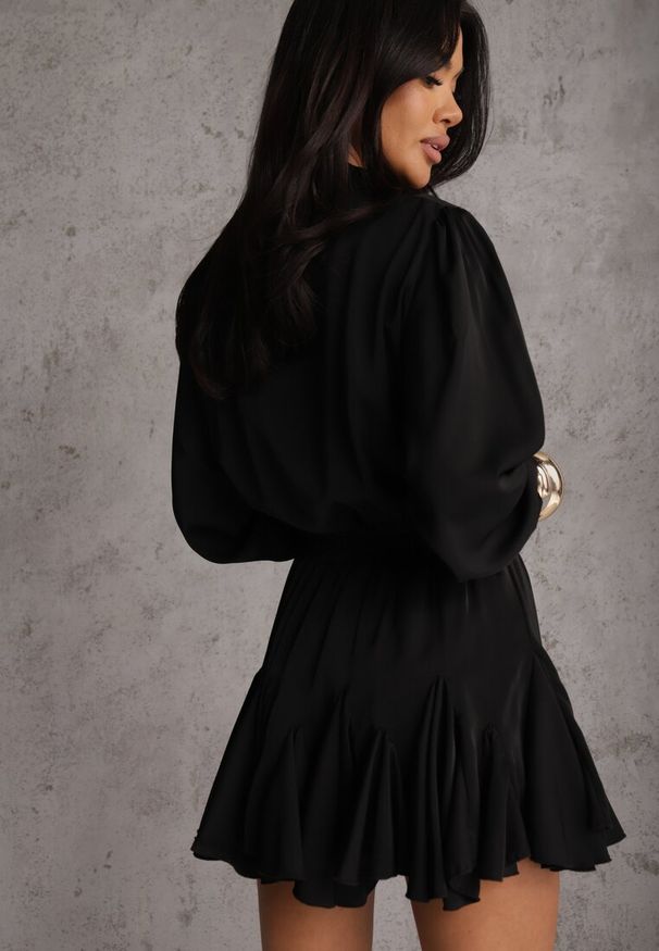 Renee - Czarna Sukienka z Wiskozą o Rozkloszowanym Kroju z Falbankami i Wiązaniem Meriianes. Okazja: na randkę. Typ kołnierza: kołnierz z falbankami. Kolor: czarny. Materiał: wiskoza. Styl: elegancki