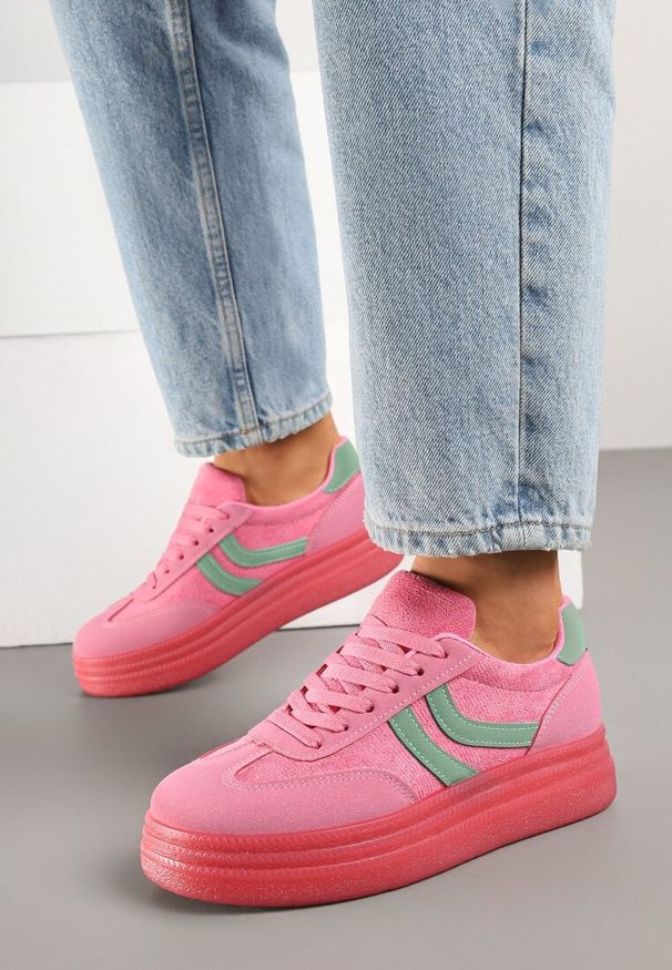 Renee - Fuksjowe Sneakersy Typu Kultowe Tenisówki na Niskiej Platformie Olritia. Okazja: na spacer, na co dzień. Kolor: różowy. Materiał: jeans. Wzór: aplikacja. Obcas: na platformie. Sport: turystyka piesza