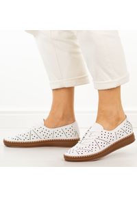 Białe skórzane półbuty damskie Filippo Dp6830/26. Okazja: na co dzień. Zapięcie: sznurówki. Kolor: biały. Materiał: skóra. Szerokość cholewki: normalna. Sezon: wiosna, lato. Styl: casual, klasyczny #1