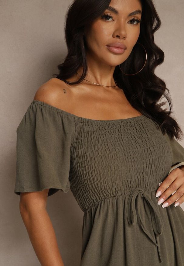 Renee - Ciemnozielona Wiskozowa Sukienka z Lnem o Rozkloszowanym Kroju Koloreia. Okazja: na imprezę, na co dzień. Typ kołnierza: dekolt kwadratowy. Kolor: zielony. Materiał: len, wiskoza. Sezon: lato. Styl: casual, elegancki