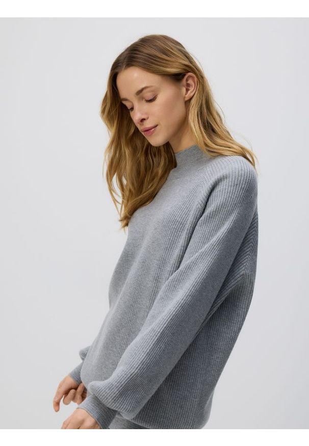 Reserved - Długi sweter z półgolfem - jasnoszary. Kolor: szary. Materiał: dzianina, prążkowany. Długość: długie