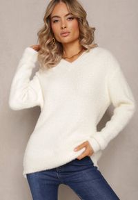 Renee - Jasnobeżowy Sweter z Puchatej Dzianiny z Dekoltem V Phimys. Kolor: beżowy. Materiał: dzianina. Sezon: jesień, zima #1