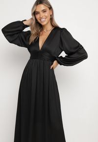 Born2be - Czarna Maxi Rozkloszowana Sukienka z Gładkiej Tkaniny z Kopertowym Dekoltem i Luźnymi Rękawami Smruti. Kolor: czarny. Materiał: tkanina. Wzór: gładki. Typ sukienki: kopertowe. Długość: maxi #3