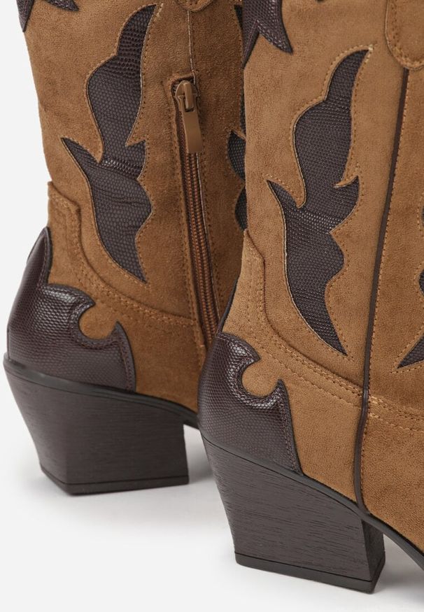 Born2be - Brązowe Kozaki Typu Kowbojki na Stożkowym Obcasie Ozdobione Tłoczeniem Astille. Okazja: na co dzień. Kolor: brązowy. Materiał: jeans. Wzór: aplikacja. Obcas: na obcasie. Styl: casual, elegancki. Wysokość obcasa: średni