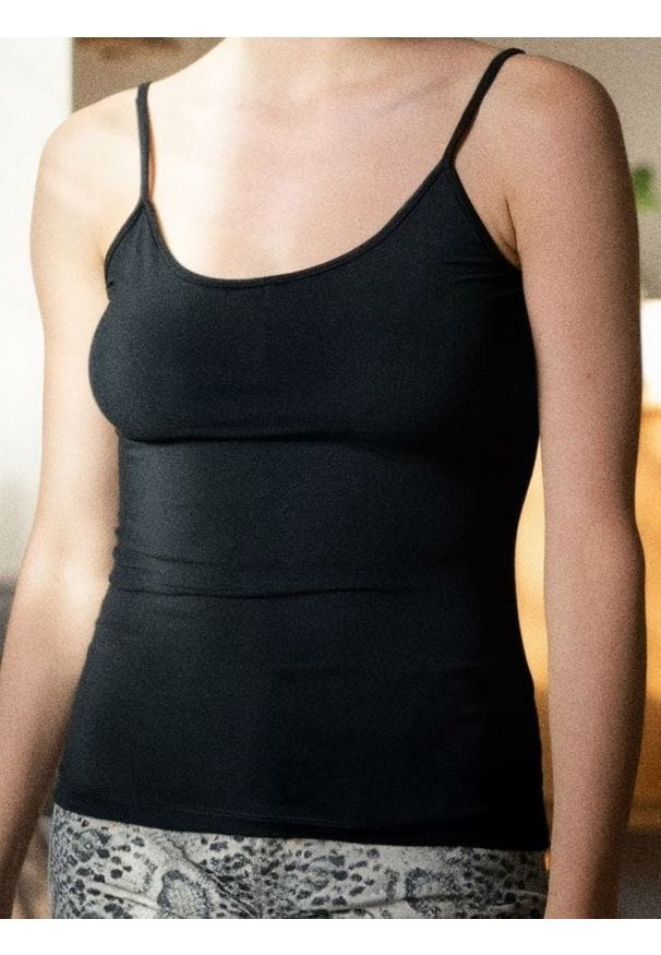 Sinsay - Gładki top na cienkich ramiączkach - czarny. Kolor: czarny. Długość rękawa: na ramiączkach. Wzór: gładki