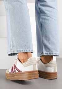Renee - Białe Sneakersy Tenisówki na Platformie z Tłoczeniem i Geometrycznym Motywem Kialie. Okazja: na co dzień. Kolor: biały. Wzór: geometria. Obcas: na platformie #3