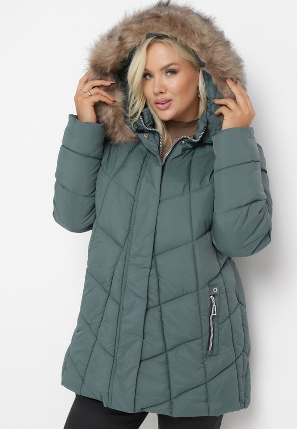 Born2be - Ciemnozielona Pikowana Kurtka z Kapturem i Futerkiem Maselle. Typ kołnierza: kaptur. Kolor: zielony. Materiał: futro. Sezon: jesień, zima