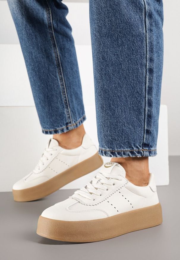Born2be - Beżowe Sneakersy na Grubej Podeszwie z Perforacją Halirelle. Okazja: na co dzień. Zapięcie: sznurówki. Kolor: beżowy. Materiał: jeans