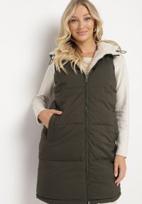Born2be - Ciemnozielona Pikowana Kamizelka Dwustronna z Futerkiem Typu Baranek i Kapturem Lertiala. Okazja: na co dzień. Kolor: zielony. Materiał: futro. Wzór: aplikacja. Styl: casual, elegancki, klasyczny #7