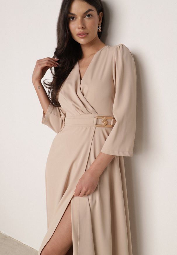 Born2be - Beżowa Kopertowa Sukienka Wieczorowa z Metaliczną Aplikacją w Talii Henalana. Okazja: na imprezę. Typ kołnierza: dekolt w serek. Kolor: beżowy. Wzór: aplikacja. Typ sukienki: kopertowe. Styl: wizytowy