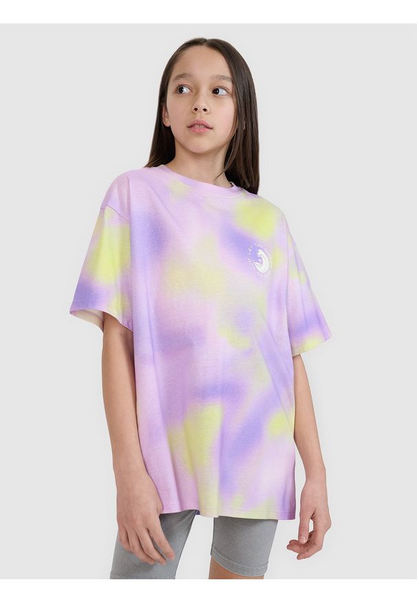 4f - 4F T-shirt oversize z nadrukiem dziewczęcy - fioletowy 140 (9-10 lat). Okazja: na co dzień. Kolor: fioletowy. Materiał: dzianina, jersey, bawełna. Wzór: nadruk. Sezon: lato. Styl: casual, klasyczny, sportowy