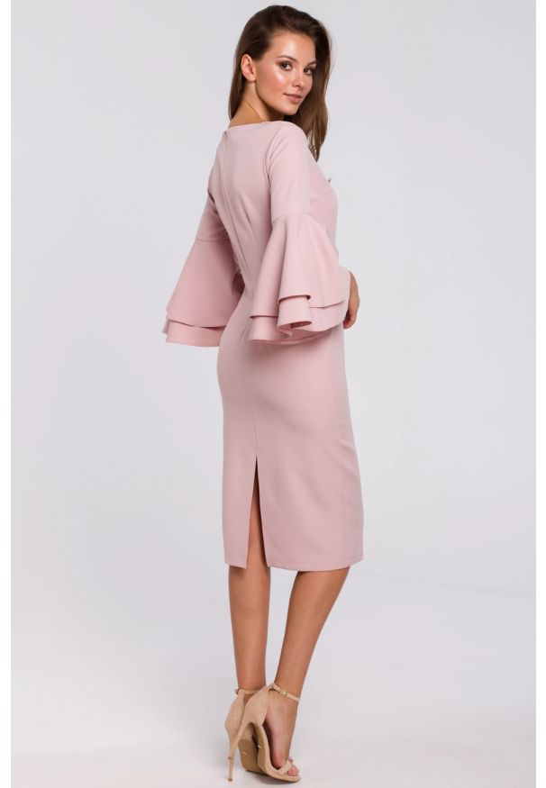 Makover - Sukienka na wesele elegancka z bufiastymi rękawami pudrowa. Okazja: na ślub cywilny, na wesele. Kolor: różowy. Typ sukienki: ołówkowe. Styl: elegancki. Długość: midi