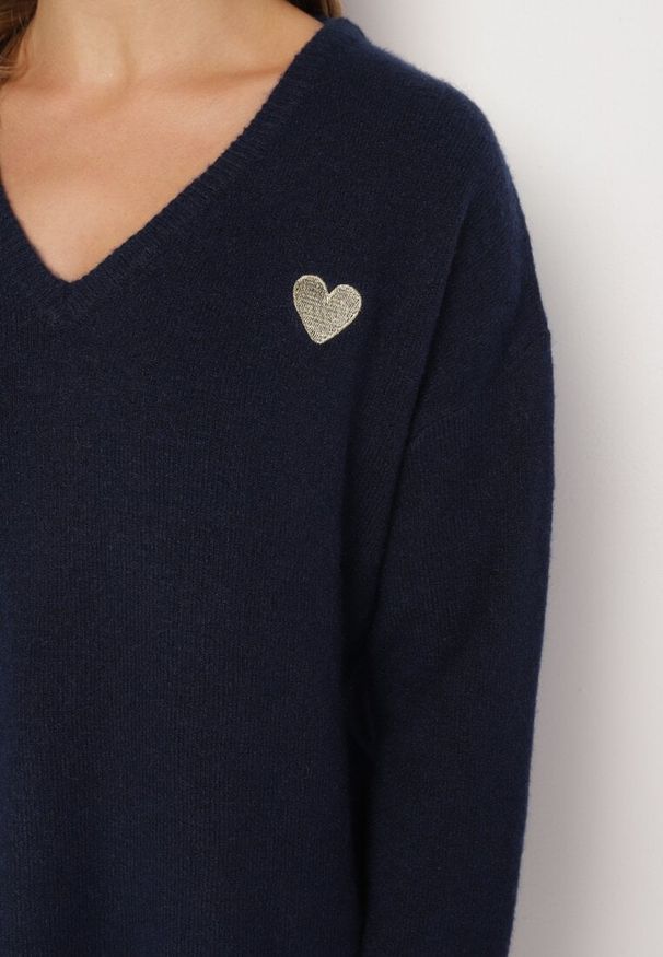 Born2be - Granatowy Sweter z Wełną i Trójkątnym Dekoltem Zivida. Okazja: na co dzień. Kolor: niebieski. Materiał: wełna. Długość rękawa: długi rękaw. Długość: długie. Styl: klasyczny, elegancki, casual