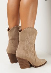 Born2be - Beżowe Botki Kowbojki na Stożku Ozdobione Haftem Torinora. Nosek buta: szpiczasty. Zapięcie: zamek. Kolor: beżowy. Materiał: materiał. Wzór: haft, aplikacja. Sezon: jesień, zima. Obcas: na stożku. Styl: klasyczny. Wysokość obcasa: średni #3