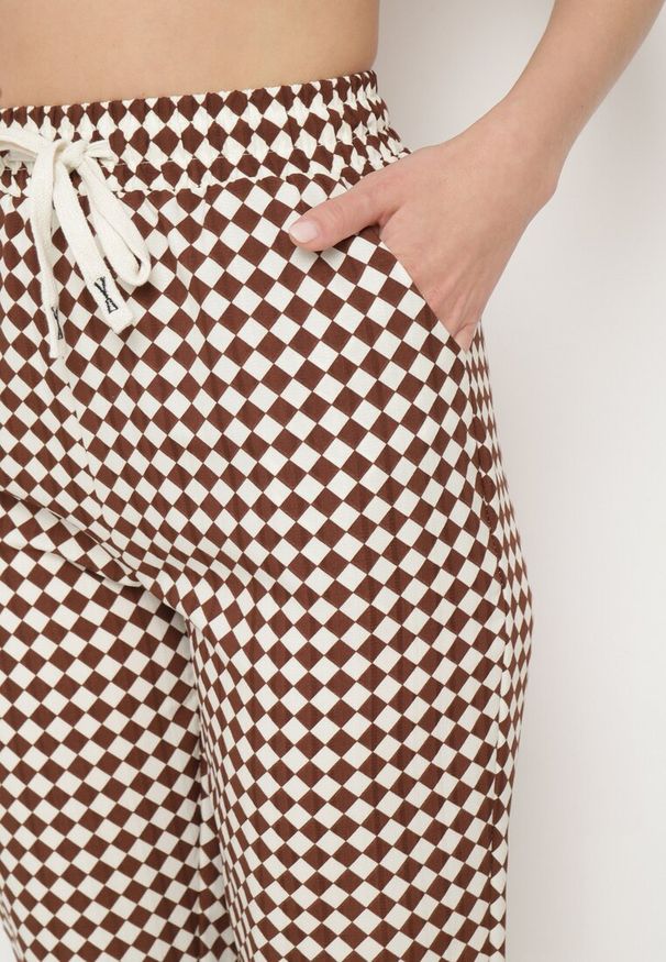 Born2be - Brązowo-Beżowe Spodnie z Wysokim Stanem i Gumką w Pasie Korolla. Okazja: na co dzień. Stan: podwyższony. Kolor: brązowy. Wzór: aplikacja. Styl: elegancki, casual