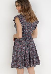 Born2be - Granatowa Sukienka Diomanassa. Typ kołnierza: dekolt w serek. Kolor: niebieski. Materiał: tkanina. Wzór: nadruk, kwiaty. Sezon: wiosna, lato. Długość: mini #3