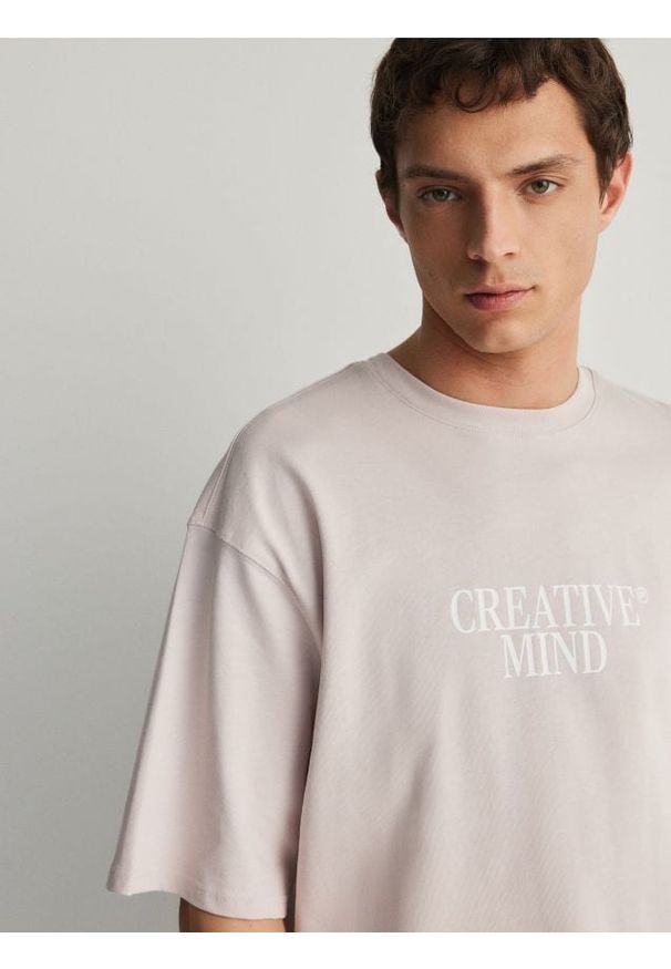 Reserved - T-shirt oversize z nadrukiem - brudny róż. Kolor: różowy. Materiał: dzianina, bawełna. Wzór: nadruk