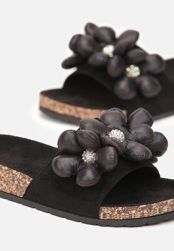 Renee - Czarne Klapki na Podeszwie z Korka z Szerokim Paskiem z Kwiatkiem Clemissa. Kolor: czarny. Wzór: kwiaty