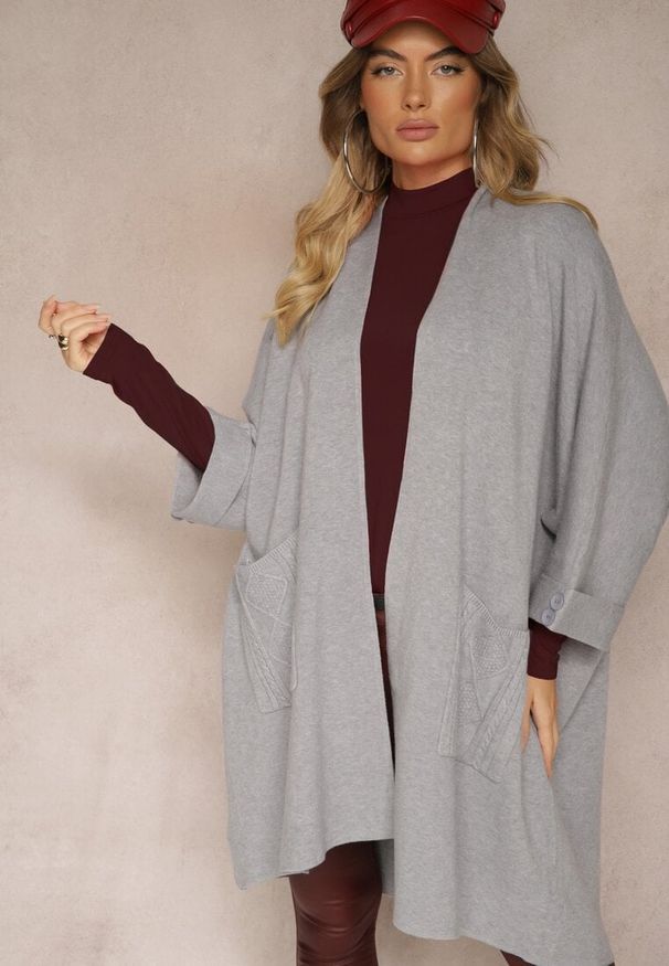 Renee - Szary Kardigan Bez Zapięć Ozdobiony Guzikami i Wsuwanymi Kieszeniami Asindra. Okazja: na co dzień. Kolor: szary. Materiał: jeans. Wzór: aplikacja. Styl: elegancki, casual