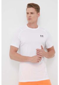 Under Armour t-shirt treningowy kolor biały gładki 1361683-001. Kolor: biały. Materiał: skóra, materiał. Wzór: gładki #1