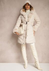 Renee - Jasnobeżowa Kurtka z Pikowanymi Przeszyciami Mocno Ocieplana z Paskiem i Odpinanym Futerkiem Hedista. Okazja: na co dzień. Kolor: beżowy. Materiał: futro. Styl: elegancki, casual #2