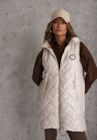 Renee - Jasnoszara Długa Pikowana Kamizelka z Kapturem i Ozdobną Naszywką Mentape. Typ kołnierza: kaptur. Kolor: szary. Długość: długie. Wzór: aplikacja. Styl: sportowy #4