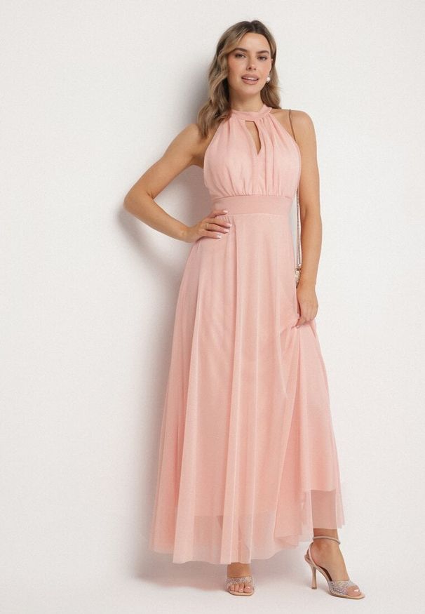 Born2be - Różowa Wieczorowa Sukienka ze Stójką Wiązana w Talii Ozdobiona Siateczką Nestasoni. Okazja: na imprezę. Typ kołnierza: kołnierzyk stójkowy. Kolor: różowy. Materiał: satyna. Długość rękawa: bez rękawów. Wzór: aplikacja. Styl: wizytowy