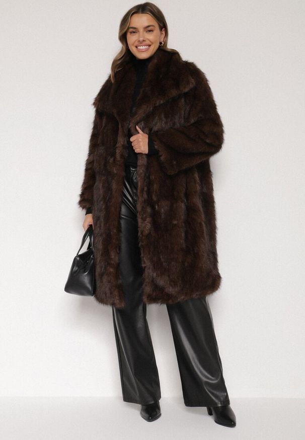 Born2be - Brązowy Jednorzędowy Płaszcz Futro z Szerokim Kołnierzem Wedinalia. Okazja: na co dzień, do pracy. Typ kołnierza: golf. Kolor: brązowy. Materiał: futro. Styl: casual, elegancki