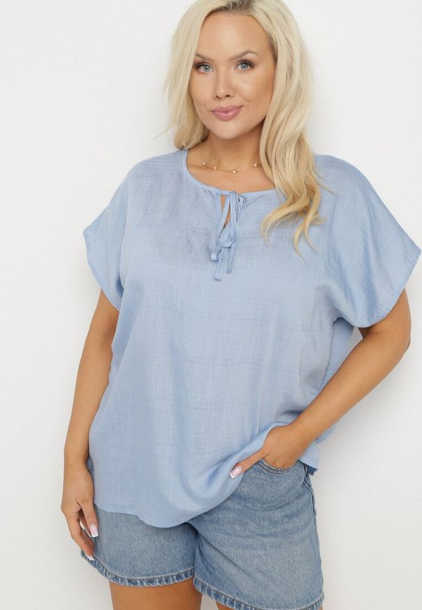 Born2be - Niebieska Bluzka z Wiskozą Wiązana przy Dekolcie Dovarelle. Okazja: na co dzień. Kolekcja: plus size. Kolor: niebieski. Materiał: wiskoza. Długość rękawa: krótki rękaw. Długość: krótkie. Styl: casual, elegancki