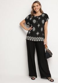 Born2be - Czarna Bluzka Boho z Wiskozą z Krótkim Rękawem i Wiązaniem przy Szyi Dannelle. Kolor: czarny. Materiał: wiskoza. Długość rękawa: krótki rękaw. Długość: krótkie. Styl: boho #3