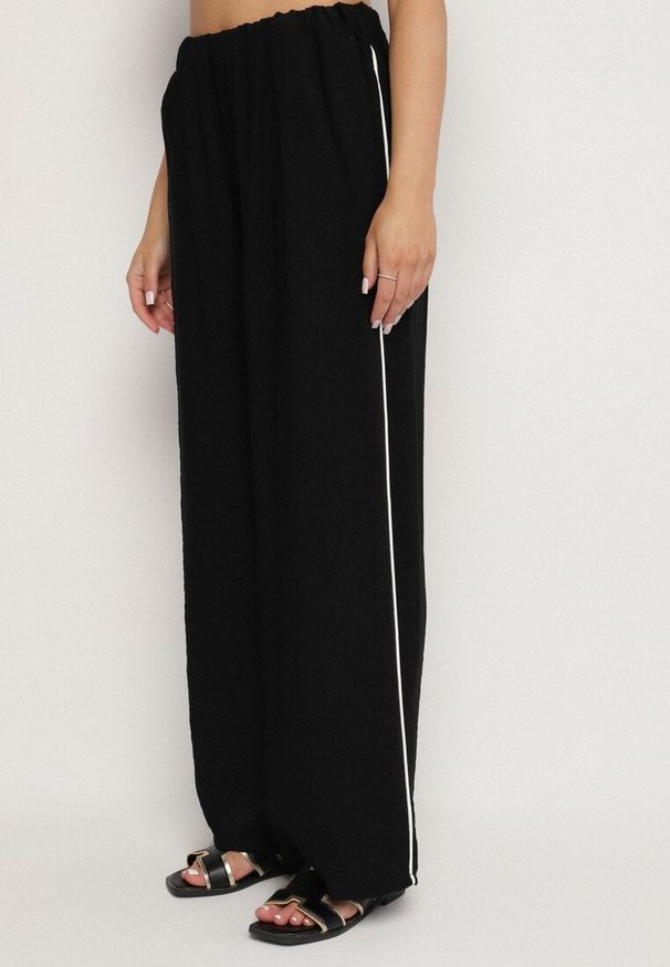 Born2be - Czarny Wiskozowy Komplet Krótka Koszula i Szerokie Spodnie Davitta. Kolor: czarny. Materiał: wiskoza. Wzór: aplikacja