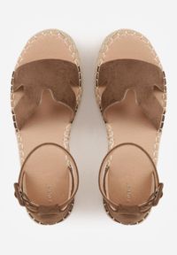 Born2be - Brązowe Sandały VICES na Plecionym Koturnie Ozdobione Wycięciami Cirilea. Okazja: na co dzień, na spacer. Zapięcie: sprzączka. Kolor: brązowy. Wzór: aplikacja. Sezon: lato. Obcas: na koturnie. Styl: casual, klasyczny, elegancki #6