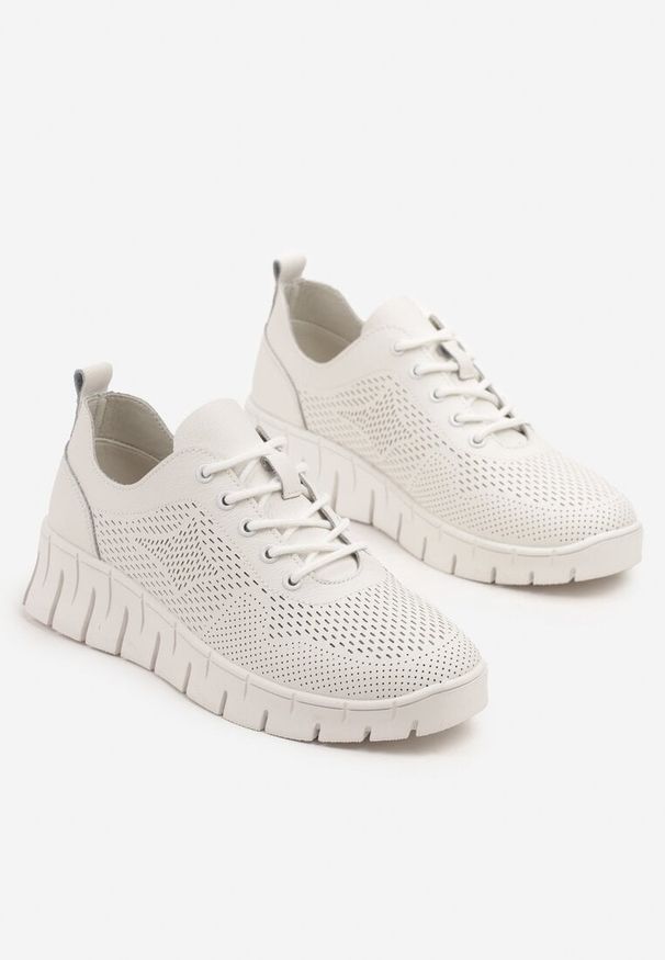 Renee - Białe Sneakersy ze Skóry Naturalnej ze Skórzaną Wkładką i Perforacją Nolzedis. Nosek buta: okrągły. Zapięcie: sznurówki. Kolor: biały. Materiał: skóra. Obcas: na obcasie. Wysokość obcasa: niski