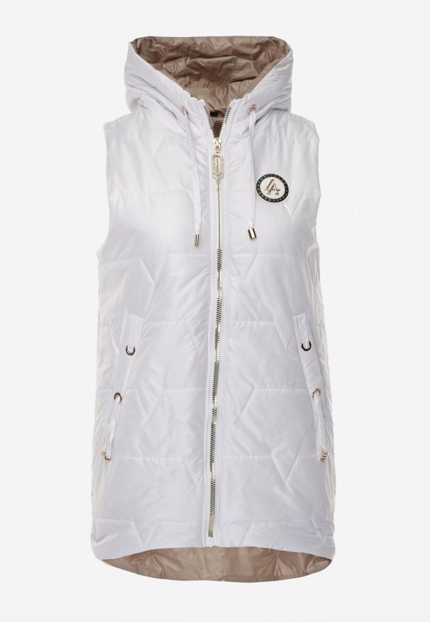 Born2be - Biała Pikowana Kamizelka o Długim Kroju z Nieodpinanym Kapturem i Aplikacją Koretes. Okazja: na co dzień. Kolor: biały. Materiał: prążkowany, poliester. Długość: długie. Wzór: aplikacja. Styl: casual