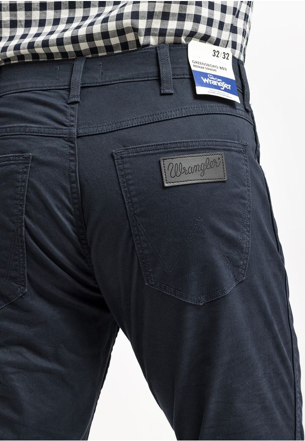 Wrangler - WRANGLER GREENSBORO MĘSKIE SPODNIE MATERIAŁOWE CHINO CHINOSY MARINE NAVY W15QOFB14 112320811. Materiał: materiał. Styl: marine