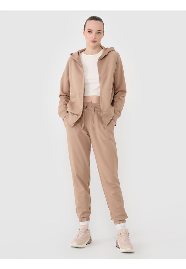 4f - 4F Bluza dresowa rozpinana z kapturem damska - beżowa S. Okazja: na co dzień. Typ kołnierza: kaptur. Kolor: beżowy. Materiał: dresówka. Długość rękawa: raglanowy rękaw. Wzór: gładki, ze splotem. Styl: casual, sportowy