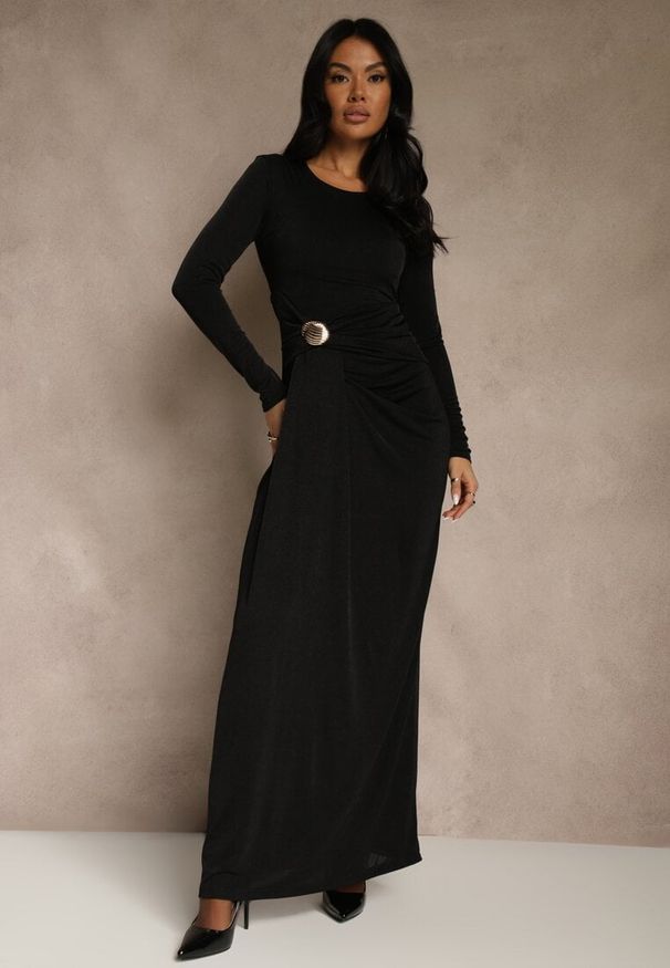 Renee - Czarna Marszczona Sukienka Koktajlowa Zdobiona Aplikacją w Talii Siweda. Kolor: czarny. Materiał: lakier, futro. Wzór: aplikacja. Styl: wizytowy