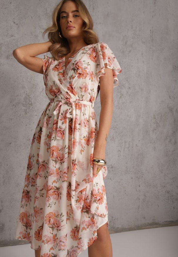 Renee - Różowa Kopertowa Sukienka z Wiązaniem w Talii Zdobiona Brokatem Plumse. Okazja: na randkę. Kolor: różowy. Wzór: aplikacja. Sezon: lato. Typ sukienki: kopertowe. Styl: glamour