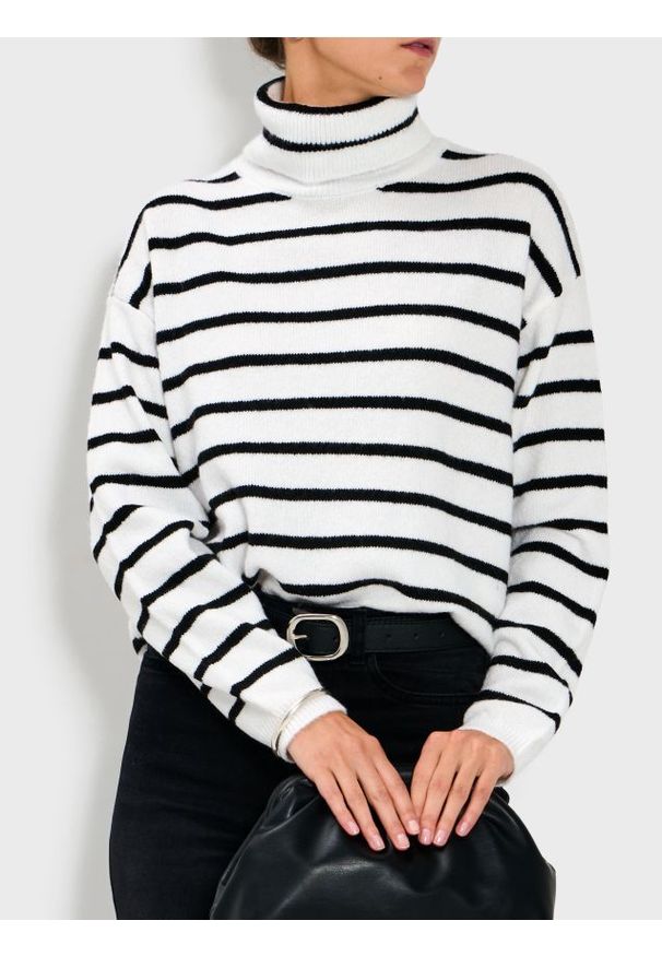 Sinsay - Golf w paski - biały. Typ kołnierza: golf. Kolor: biały. Wzór: paski