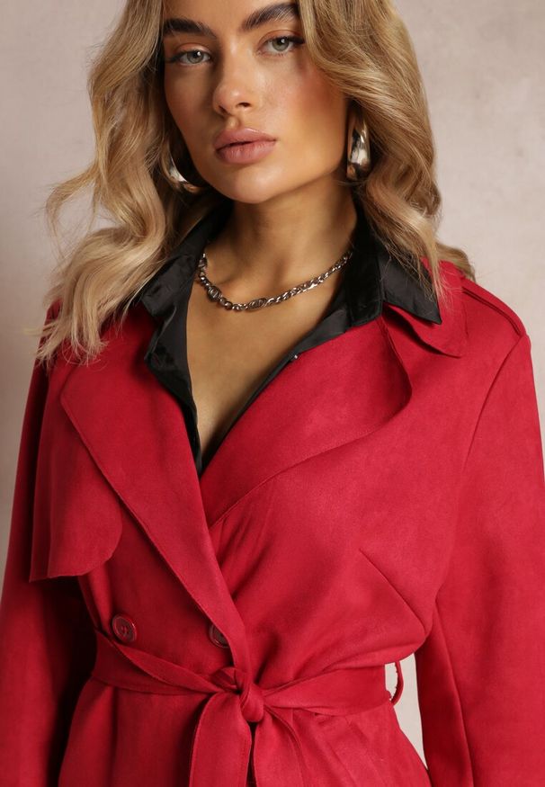 Renee - Czerwony Płaszcz z Guzikami i Paskiem Michellas. Kolor: czerwony. Materiał: materiał. Wzór: gładki. Styl: klasyczny