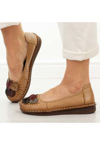 POTOCKI - Camelowe skórzane półbuty damskie Potocki 15309. Okazja: na co dzień. Nosek buta: okrągły. Materiał: skóra. Szerokość cholewki: normalna. Wzór: kolorowy, aplikacja. Sezon: wiosna, lato, jesień. Styl: casual, klasyczny, elegancki #1