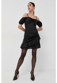 Guess sukienka kolor czarny mini prosta. Okazja: na co dzień. Kolor: czarny. Materiał: tkanina. Długość rękawa: na ramiączkach. Typ sukienki: proste. Styl: casual. Długość: mini #5