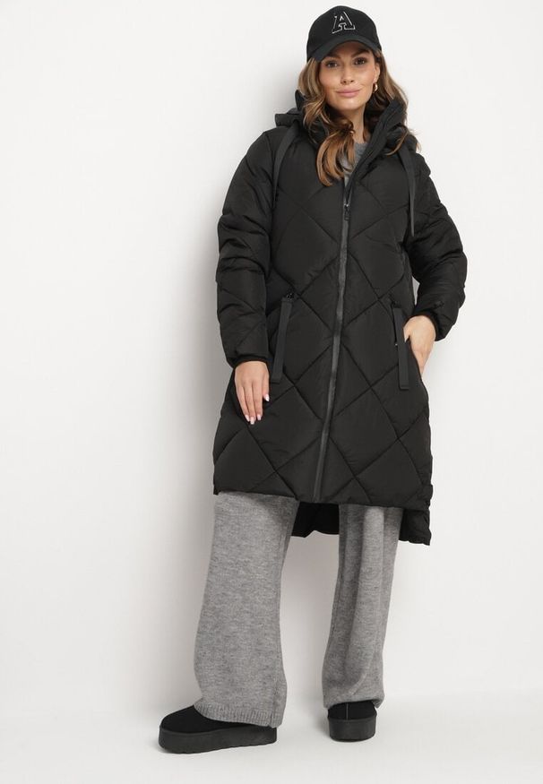 Born2be - Czarna Kurtka z Kapturem i Kieszeniami w Kraciaste Pikowane Przeszycia Ettaline. Okazja: na co dzień. Typ kołnierza: kaptur. Kolor: czarny. Materiał: jeans. Styl: casual, elegancki, sportowy, klasyczny